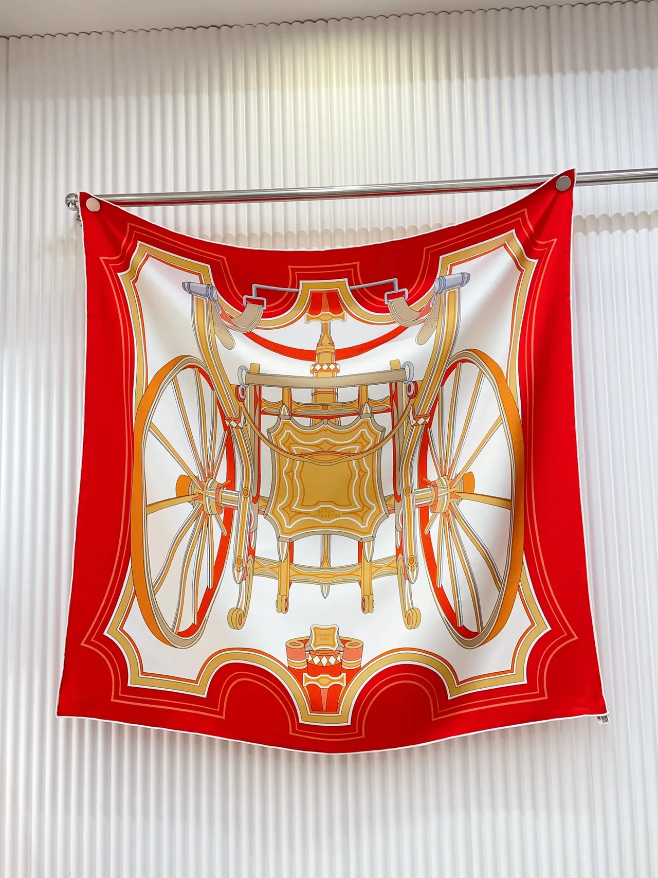 Hermès Wheel Vermelho Dourado Borda Revestida à Mão Motivo de Carruagem Impresso Lenço de Seda 4