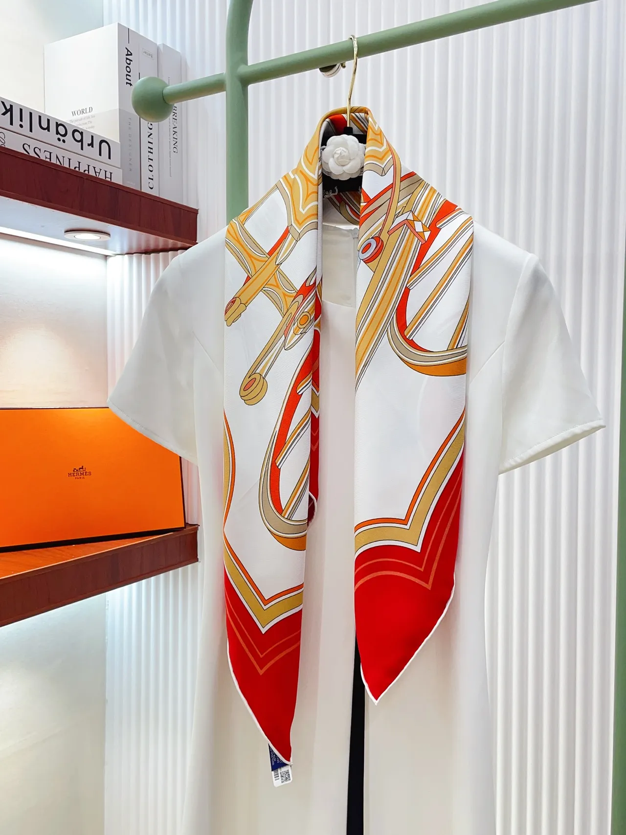 Hermès Wheel Vermelho Dourado Borda Revestida à Mão Motivo de Carruagem Impresso Lenço de Seda 7