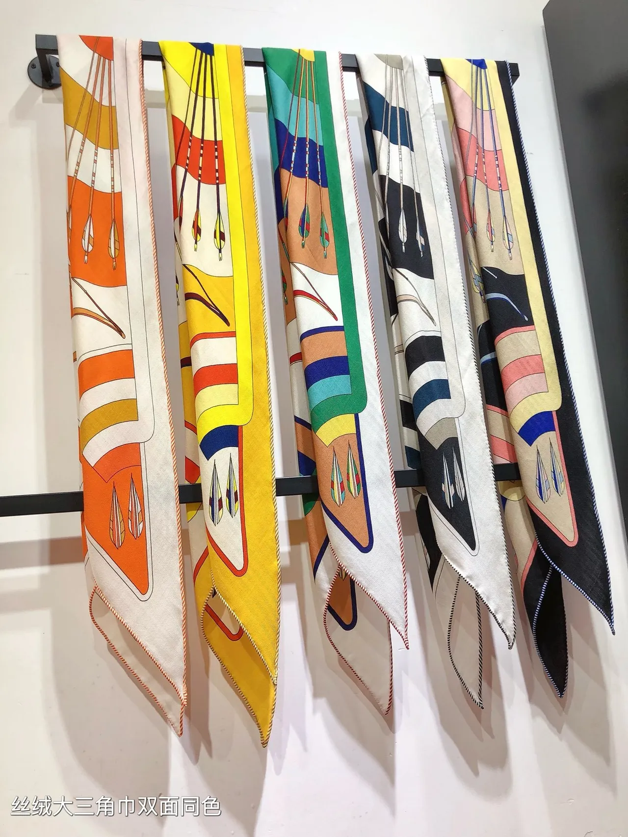 Hermès 白色海军蓝 几何羽毛印花 双面相同设计 丝巾 4