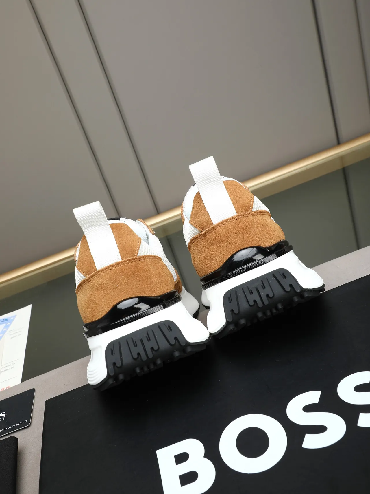Hugo Boss Tênis bege e marrom de mesh e suede com construção de painéis e midsole esculpido em branco 4