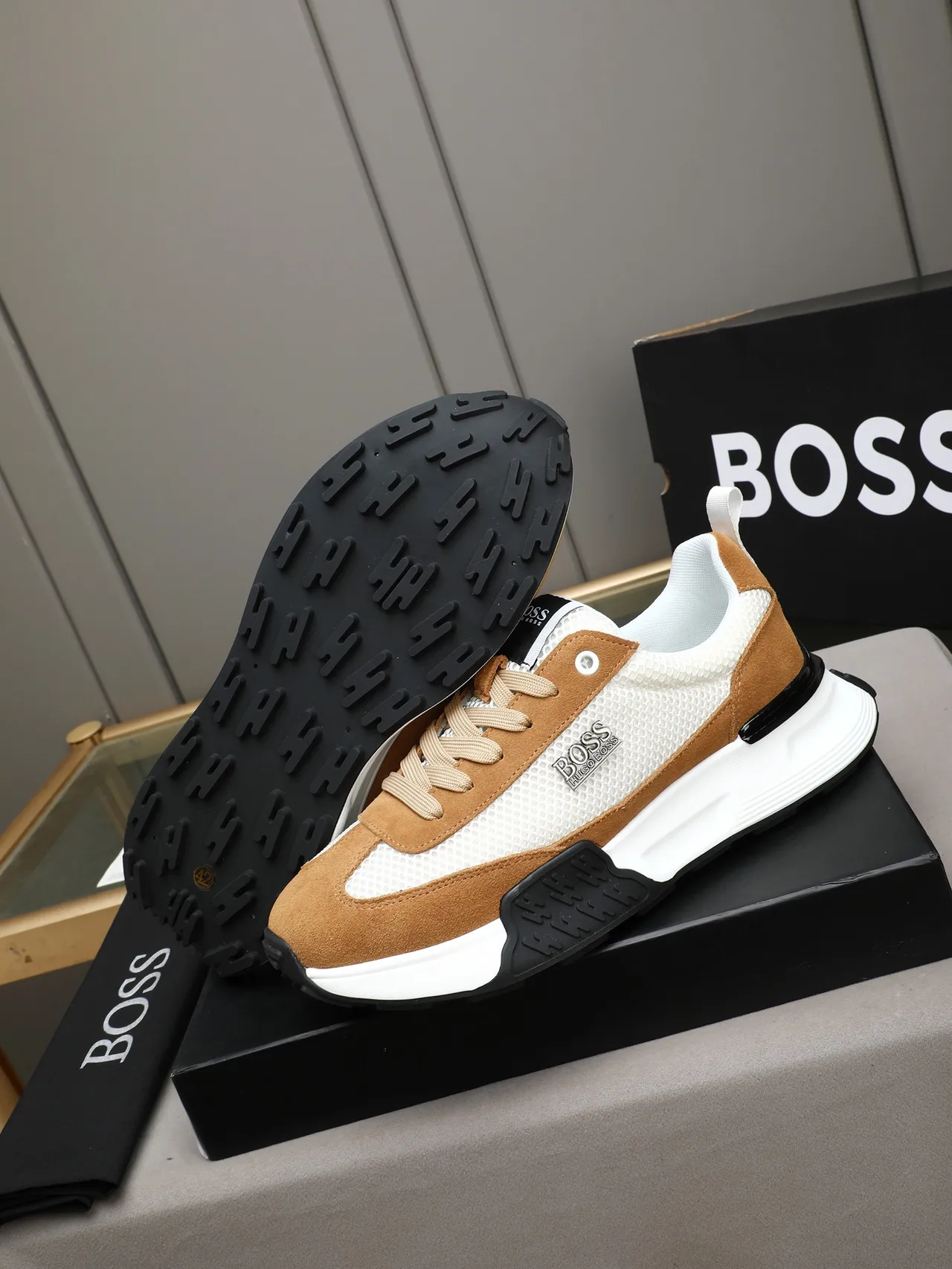 Hugo Boss Tênis bege e marrom de mesh e suede com construção de painéis e midsole esculpido em branco 5