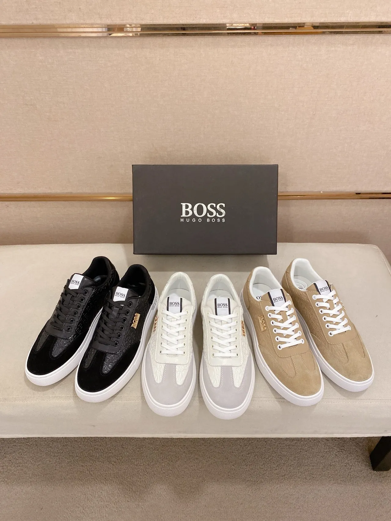 Hugo Boss Tênis Lifestyle Pretos e Brancos com Logo Embossado em Suede no dedo do pé e no calcanhar 2