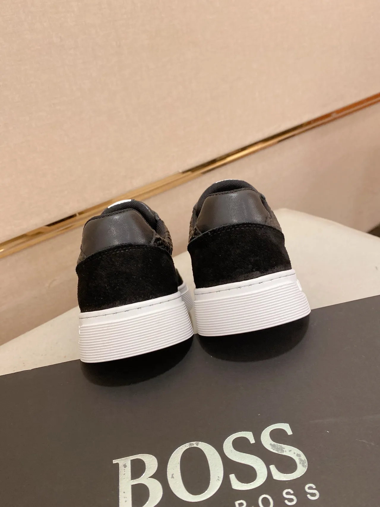 Hugo Boss Tênis Lifestyle Pretos e Brancos com Logo Embossado em Suede no dedo do pé e no calcanhar 3