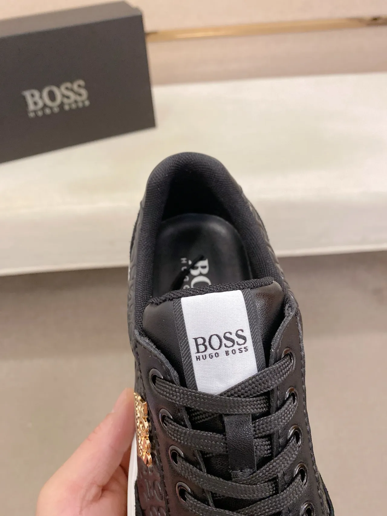 Hugo Boss Tênis Lifestyle Pretos e Brancos com Logo Embossado em Suede no dedo do pé e no calcanhar 4
