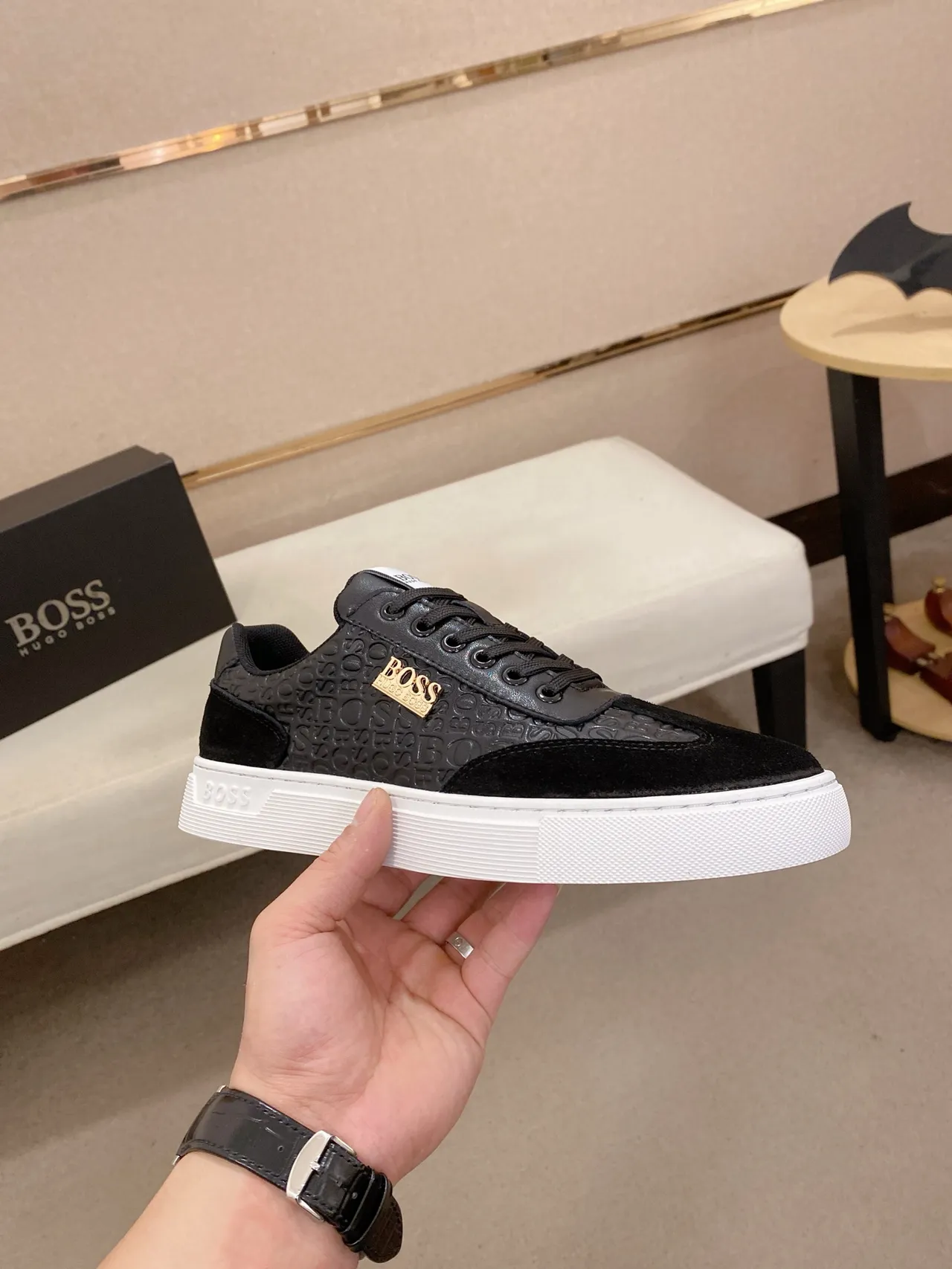 Hugo Boss Tênis Lifestyle Pretos e Brancos com Logo Embossado em Suede no dedo do pé e no calcanhar 5