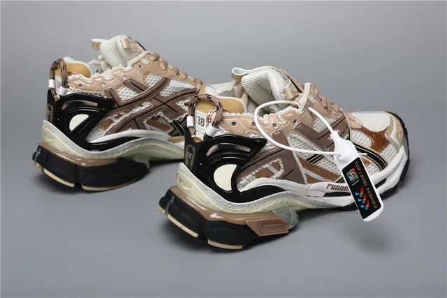 Kith Runner 白/棕生活方式运动鞋 3
