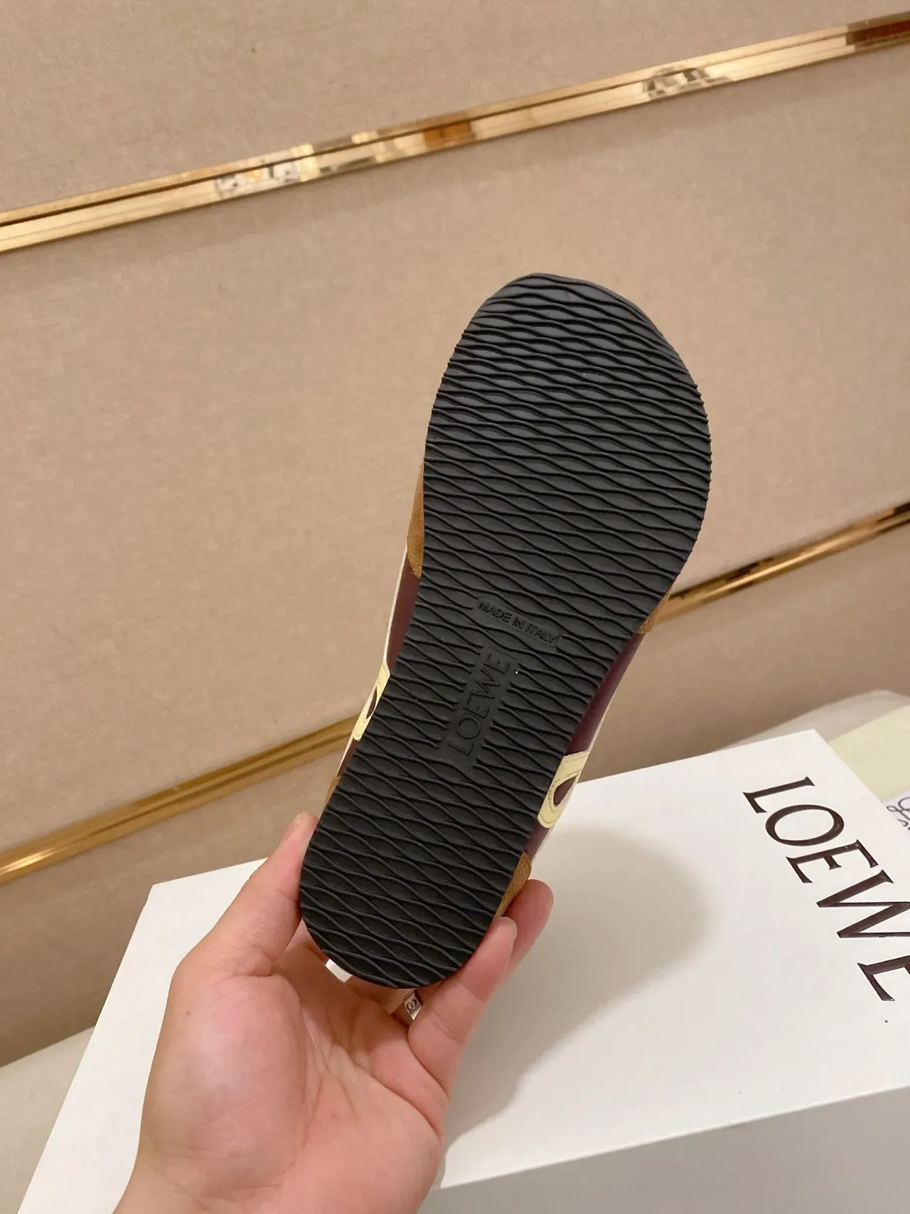 Loeve Anagram Sneaker بني غامق كريمي أحذية رياضية أسلوب حياة 2