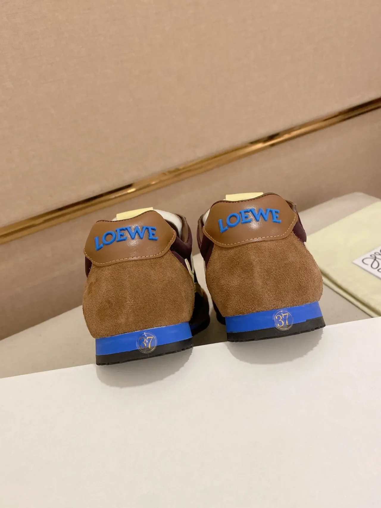 Loeve Anagram Sneaker بني غامق كريمي أحذية رياضية أسلوب حياة 3