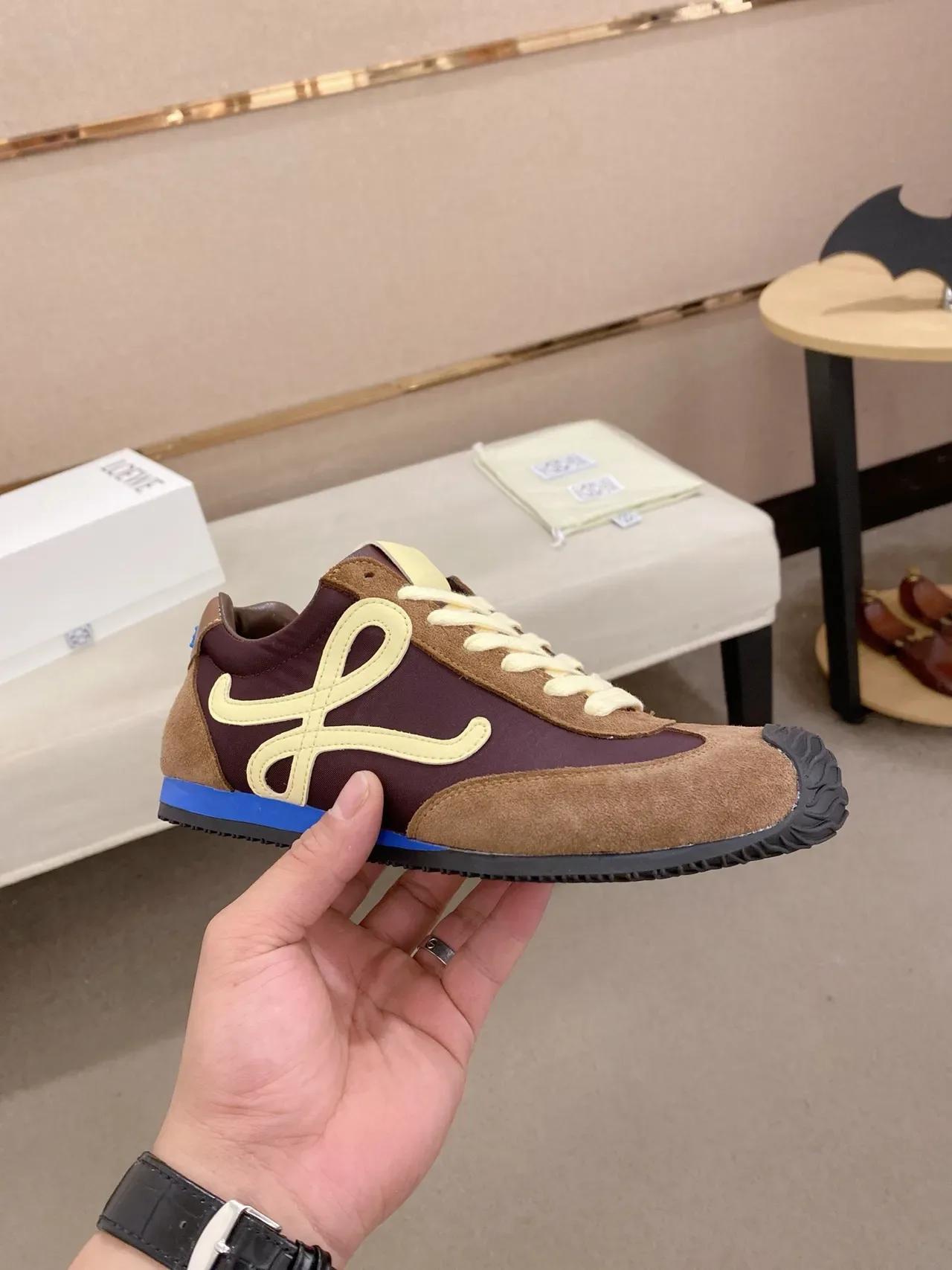 Loeve Anagram Sneaker بني غامق كريمي أحذية رياضية أسلوب حياة 4