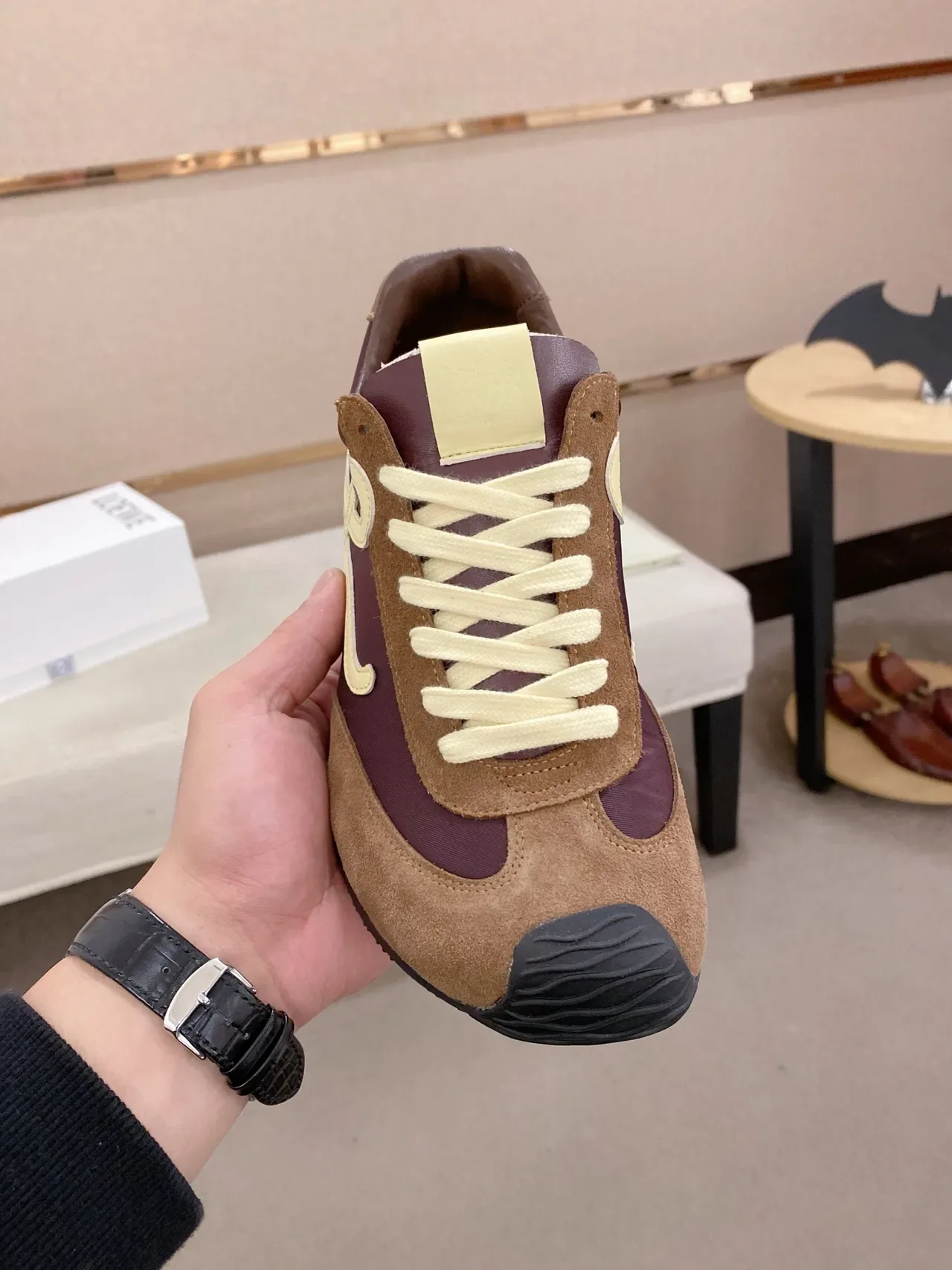 Loeve Anagram Sneaker بني غامق كريمي أحذية رياضية أسلوب حياة 5