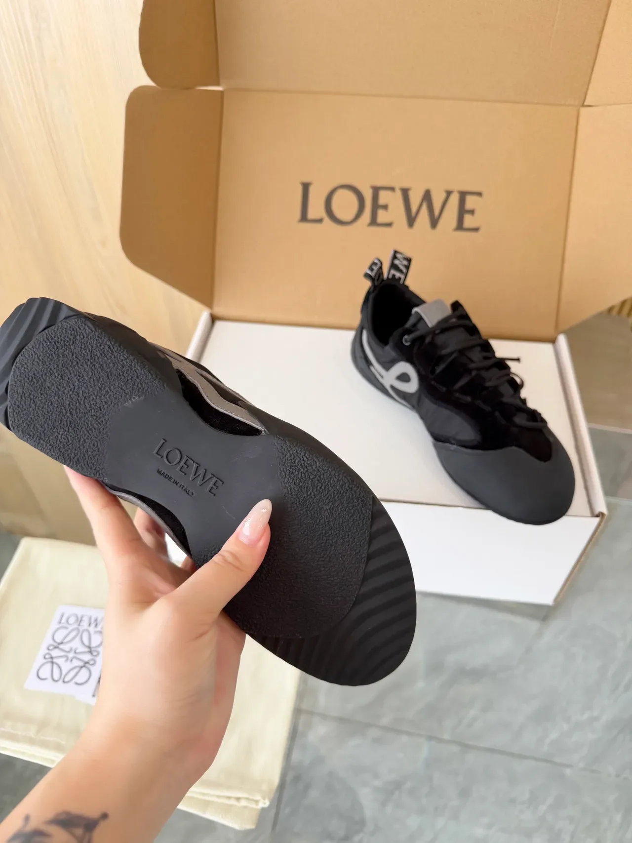 Loeve Flow Runner Black and Gray Anagram जीवनशैली स्नीकर 2