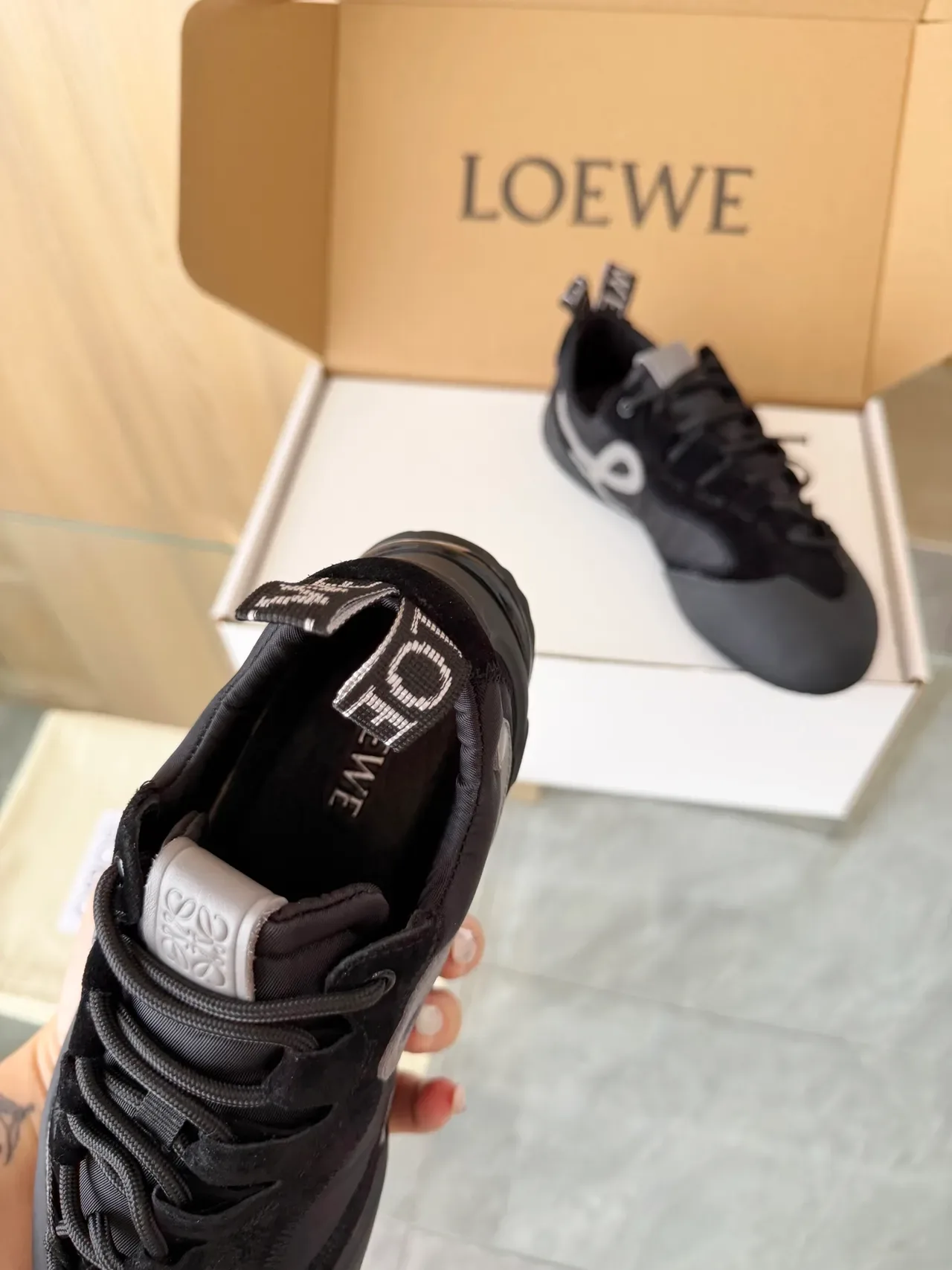 Loeve Flow Runner Black and Gray Anagram जीवनशैली स्नीकर 4