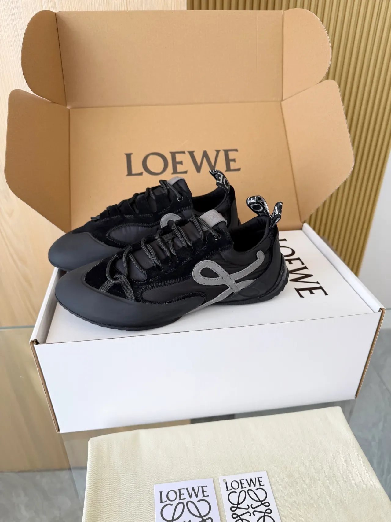 Loeve Flow Runner Black and Gray Anagram जीवनशैली स्नीकर 5
