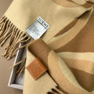 Loewe জ্যামিতিক ধারা বেইজ এবং বাদামী ক্যাশমিয়ার স্কার্ফ