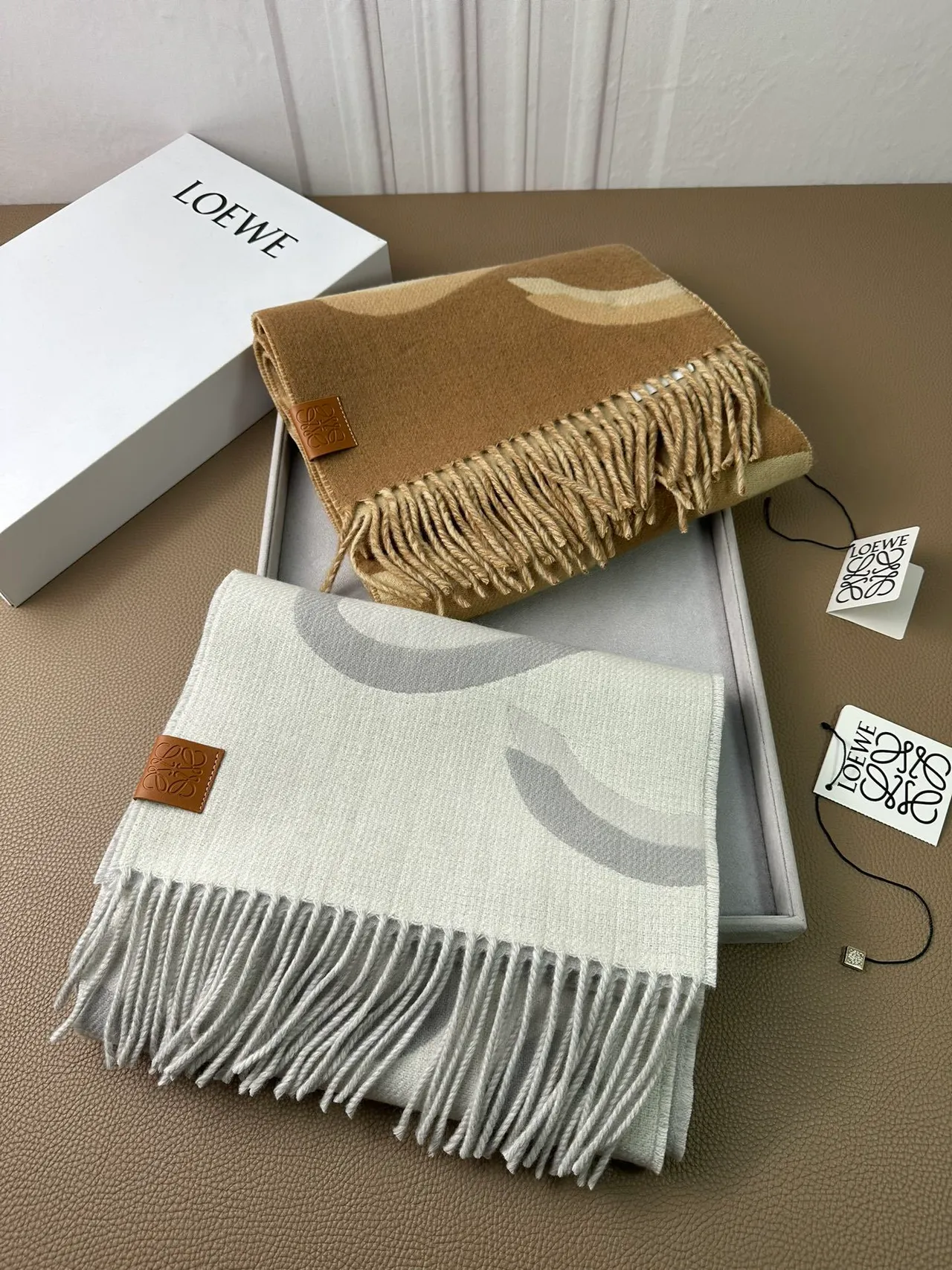 Loewe شريط هندسي بيج وبني وشاح كشمير 3