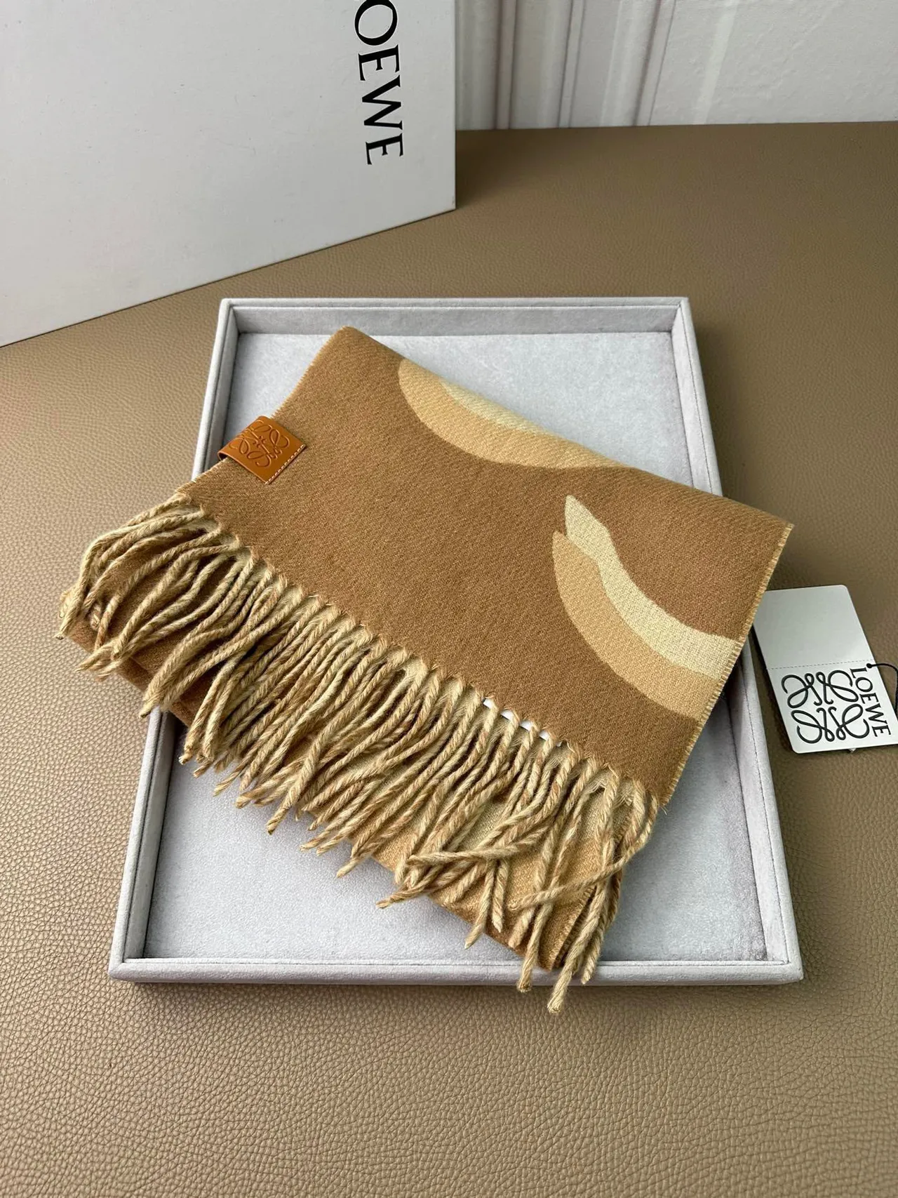 Loewe شريط هندسي بيج وبني وشاح كشمير 4