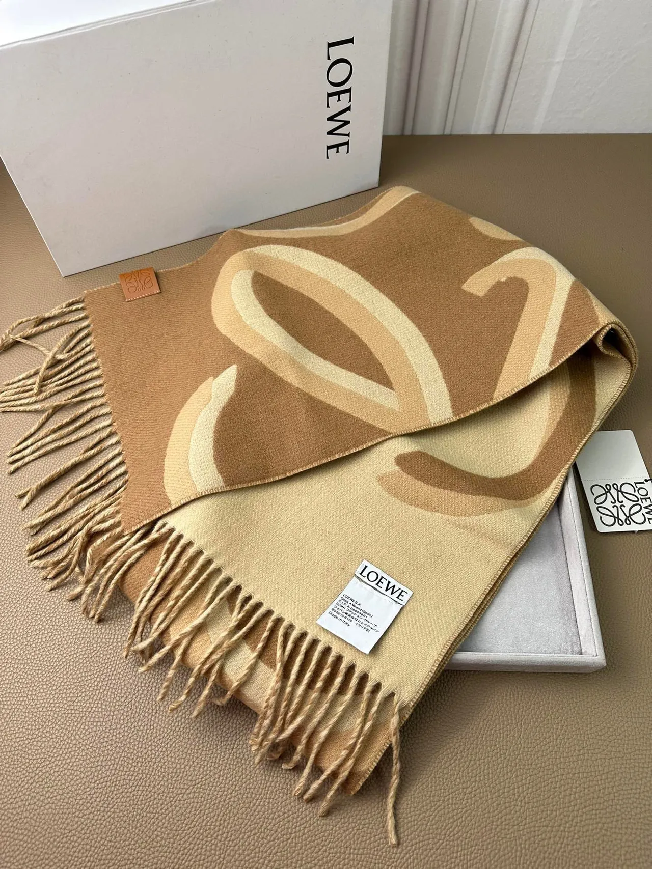 Loewe شريط هندسي بيج وبني وشاح كشمير 5