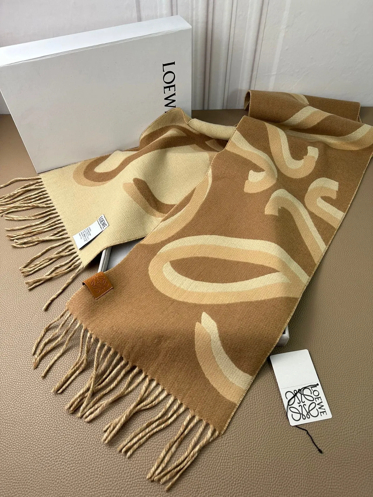 Loewe شريط هندسي بيج وبني وشاح كشمير 6