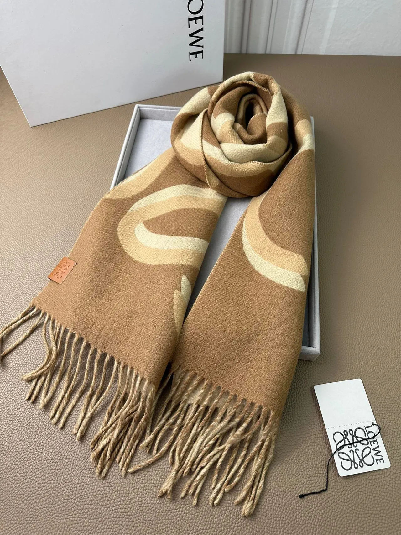 Loewe شريط هندسي بيج وبني وشاح كشمير 7