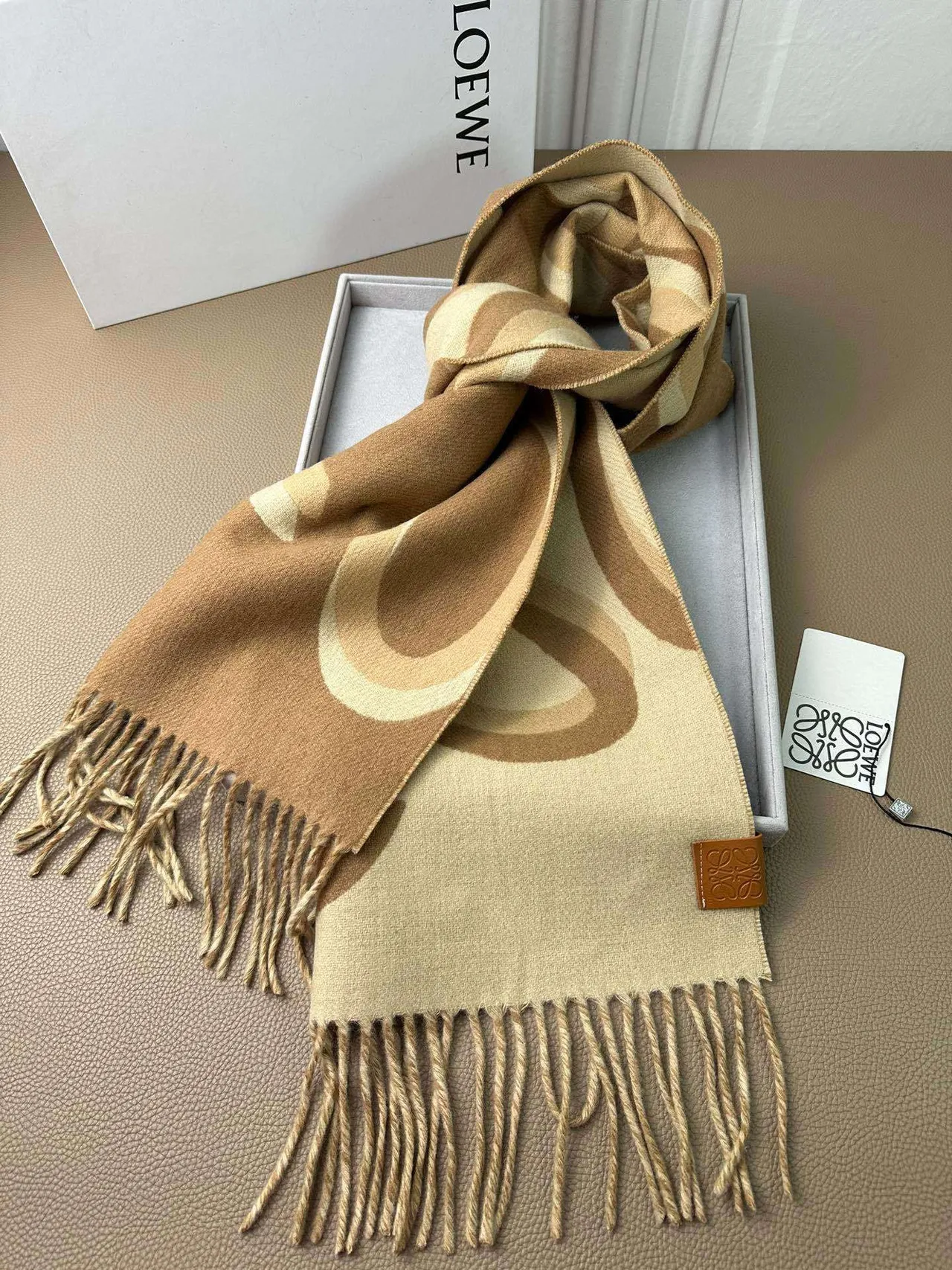 Loewe شريط هندسي بيج وبني وشاح كشمير 8