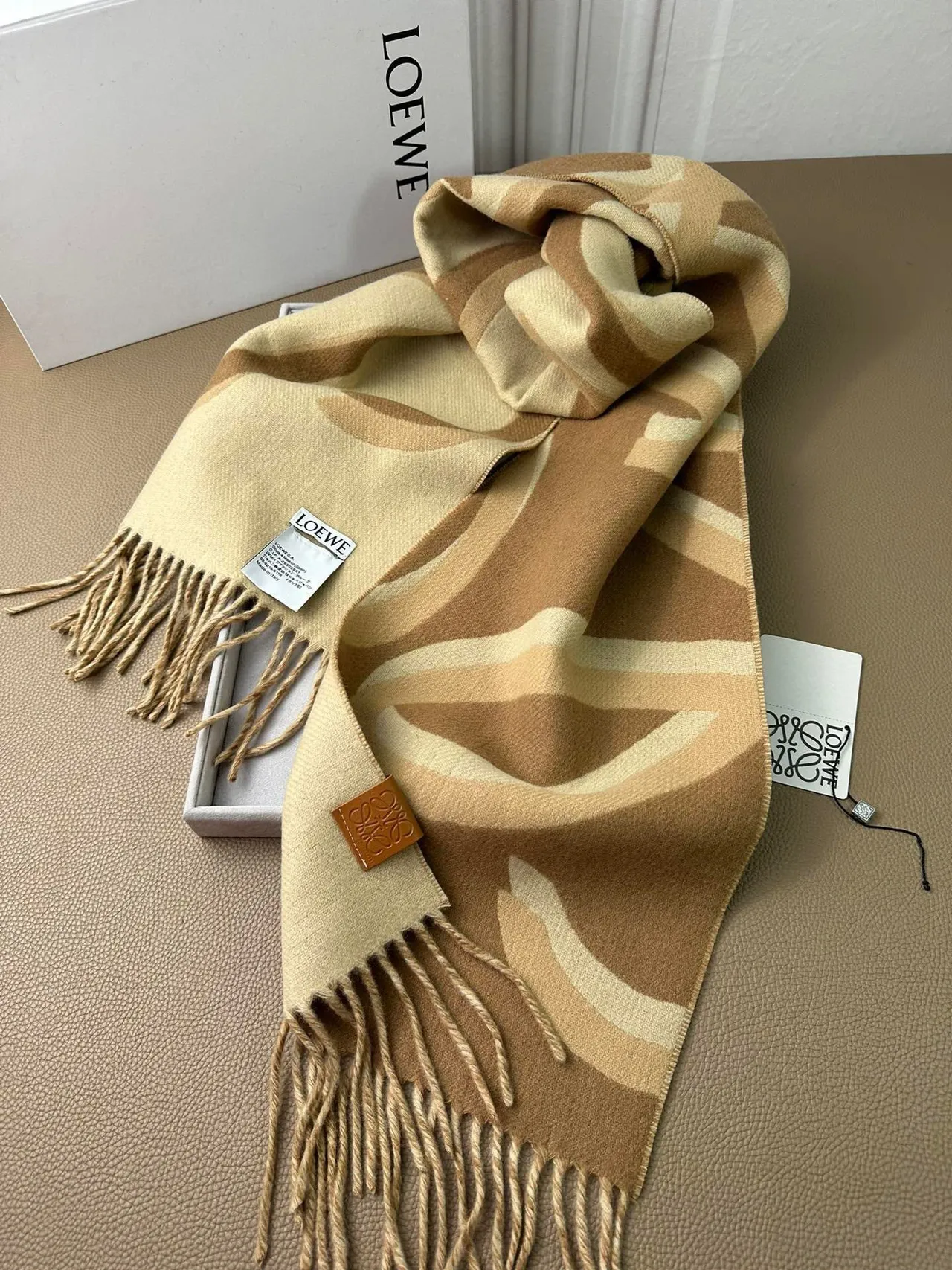 Loewe شريط هندسي بيج وبني وشاح كشمير 9