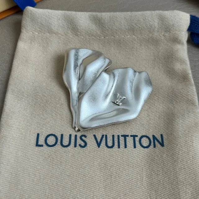 Louis Vuitton Ami de Coeur Heart-Shaped Metallic Brooch 4