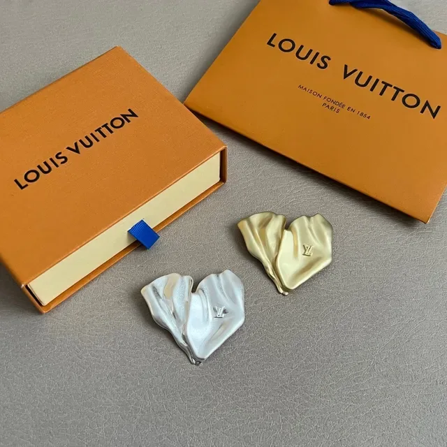 Louis Vuitton Ami de Coeur Heart-Shaped Metallic Brooch 5