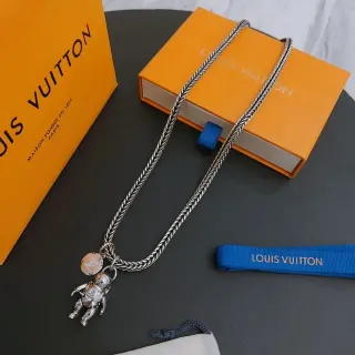 Colar Louis Vuitton com pingente de astronauta e corrente trançada