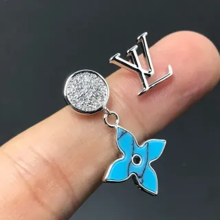 أقراط لويس فيتون غير متماثلة Monogram وزهور فيروز