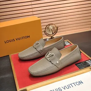 Louis Vuitton बेज लाल चमड़े की लोफर LV बकल डिटेल लोफर