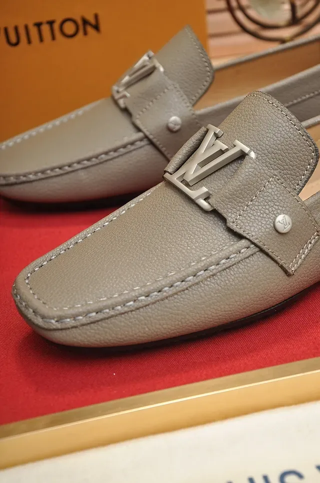 Louis Vuitton Mocassins Bege Vermelho Couro LV Detalhe Fivela 2