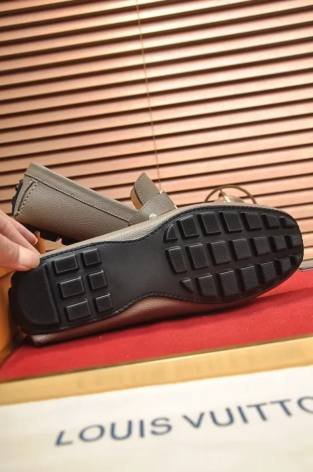 Louis Vuitton Mocassins Bege Vermelho Couro LV Detalhe Fivela 3