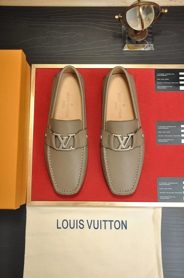 Louis Vuitton Mocassins Bege Vermelho Couro LV Detalhe Fivela 5