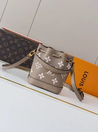 Louis Vuitton Sac seau beige blanc à cordon supérieur imprimé monogramme 2