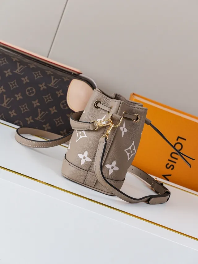 Louis Vuitton Sac seau beige blanc à cordon supérieur imprimé monogramme 8