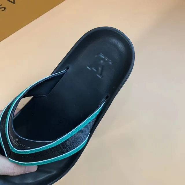 Louis Vuitton Claquettes noires et vert teal vert avec bordure 3