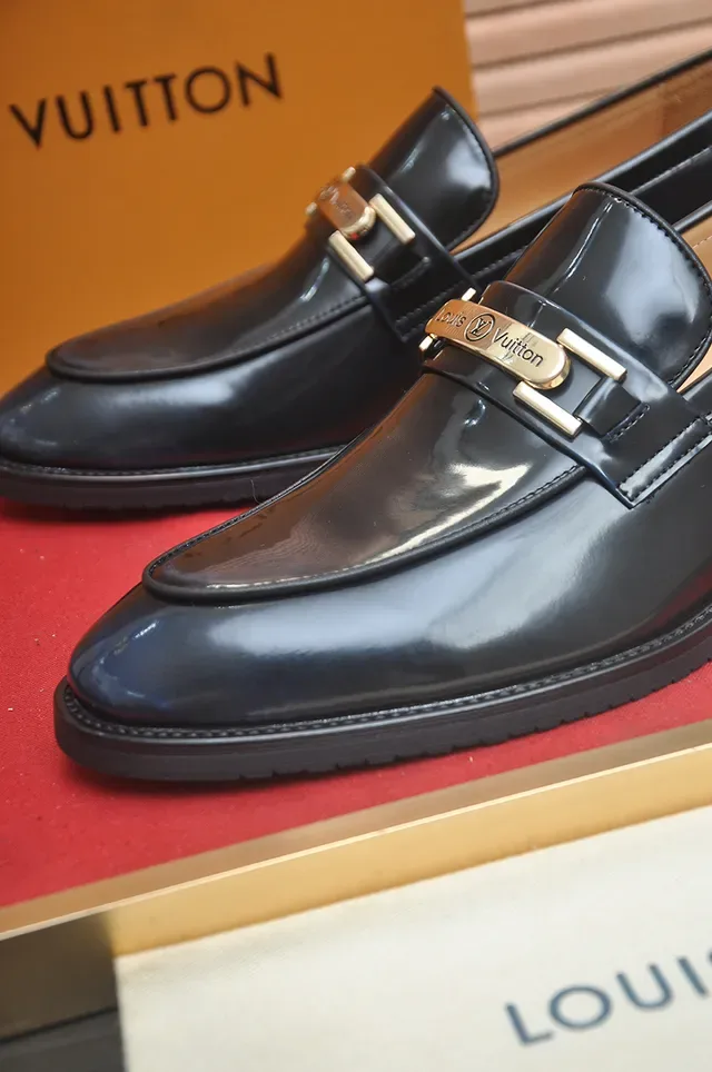 Louis Vuitton Mocasín Negro Dorado Cuero Patentado Hebilla de Caballo 2
