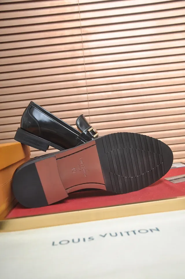 Louis Vuitton Mocasín Negro Dorado Cuero Patentado Hebilla de Caballo 3