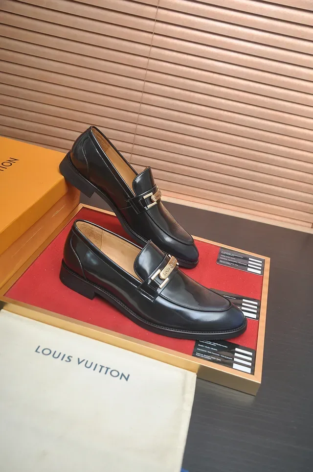 Louis Vuitton Mocasín Negro Dorado Cuero Patentado Hebilla de Caballo 4