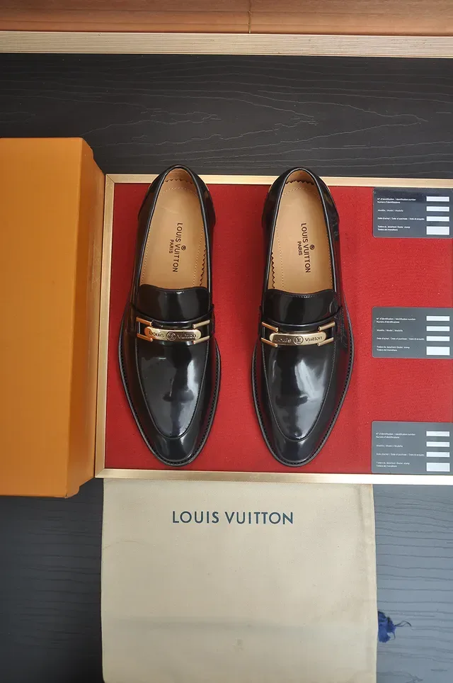 Louis Vuitton Mocasín Negro Dorado Cuero Patentado Hebilla de Caballo 5