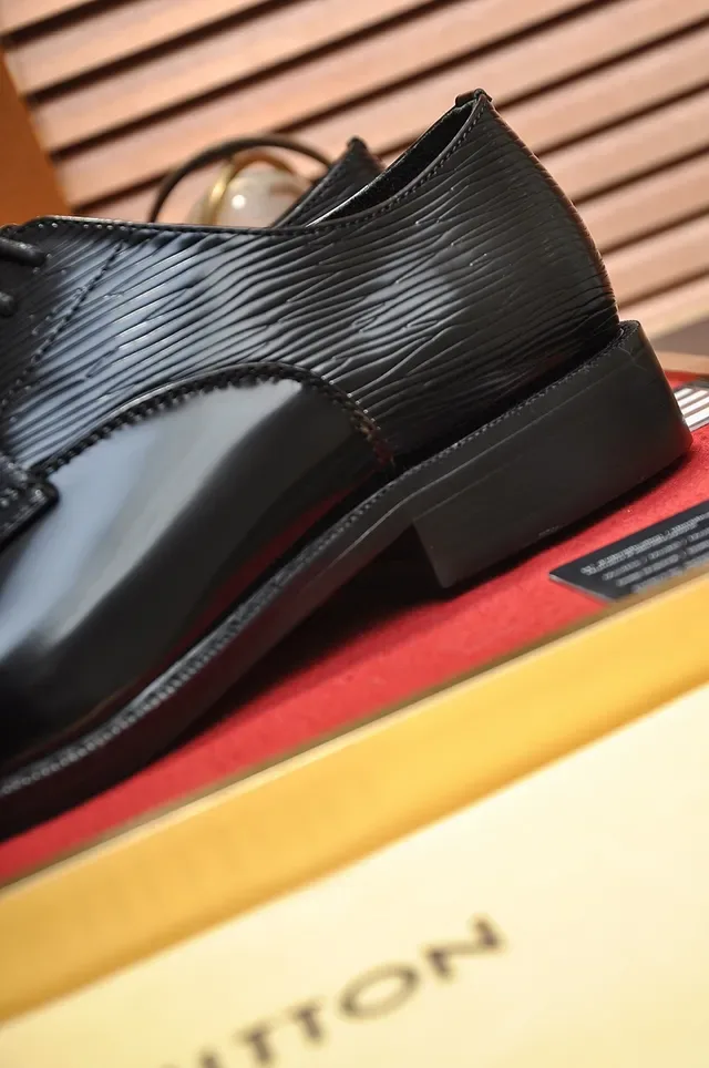Louis Vuitton Sapatos Oxford Preto Couro Patentado Brilho Alto com Sobreposições Texturizadas de Pele de Enguia 2
