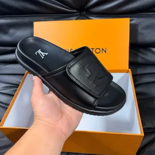 Zapatillas Louis Vuitton de cuero negro con monograma embossé y correa