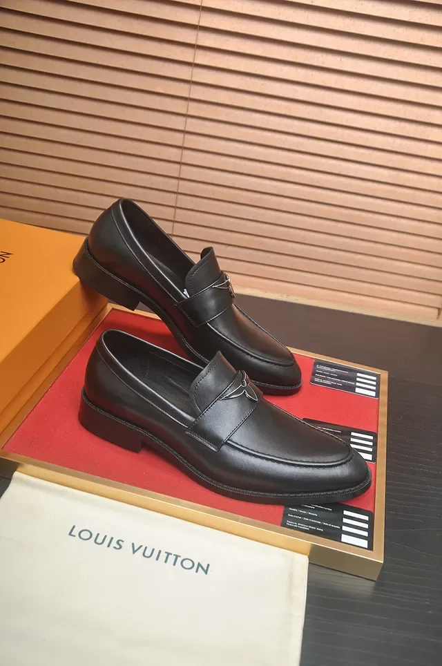 Louis Vuitton কালো চামড়ার পেনি লোফার 4