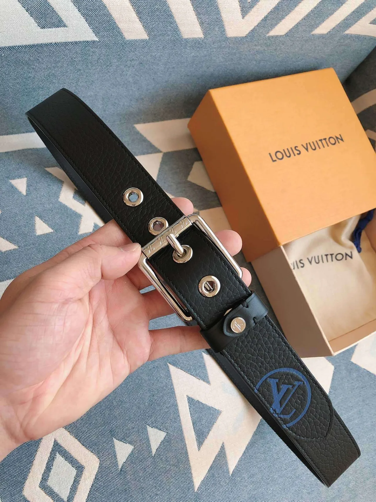 Louis Vuitton حزام جلد أسود فضي مقصوص مرسّل بمشبك 3