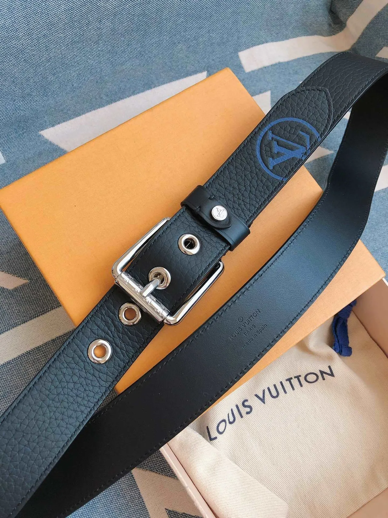 Louis Vuitton حزام جلد أسود فضي مقصوص مرسّل بمشبك 4