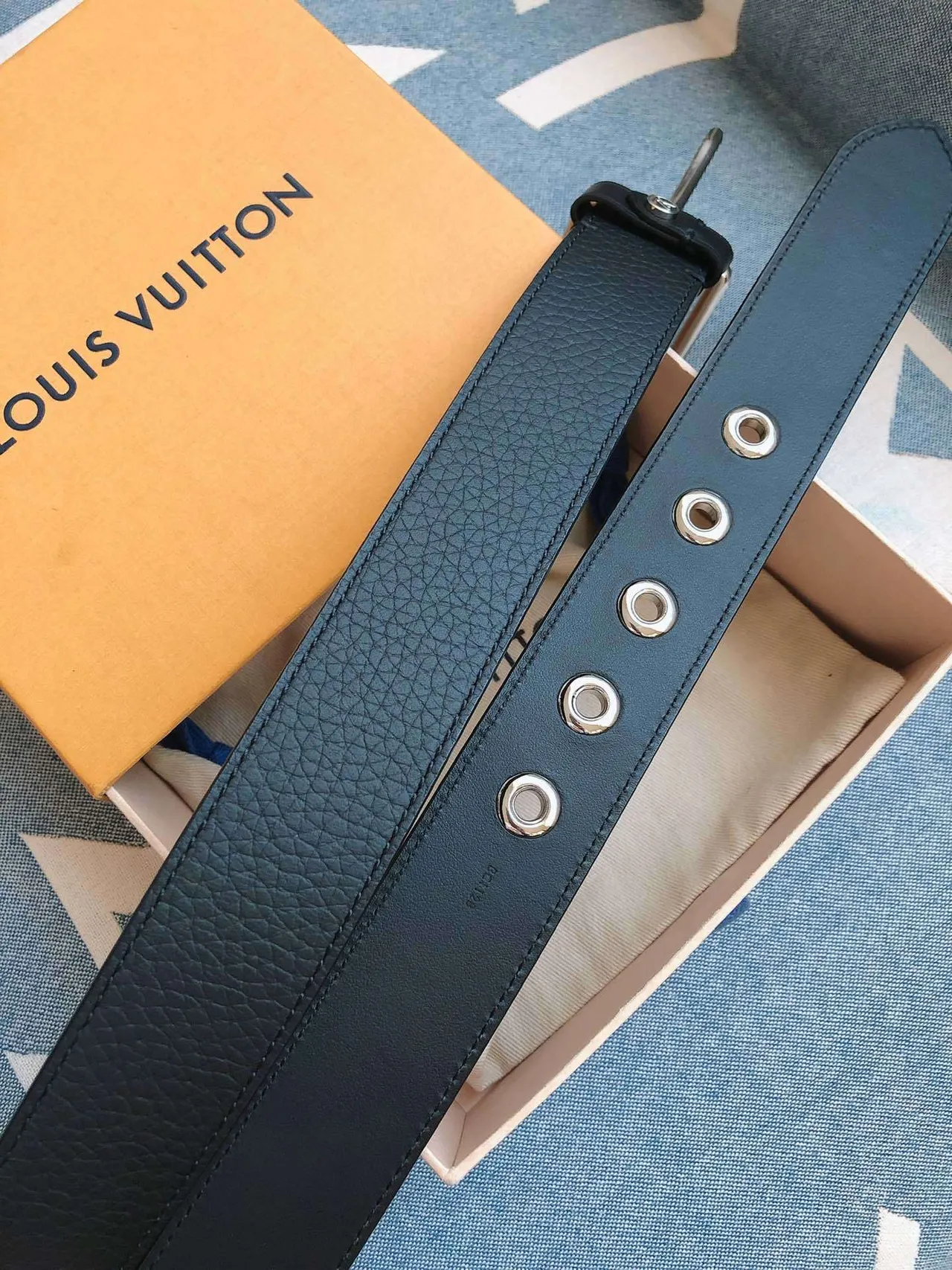 Louis Vuitton حزام جلد أسود فضي مقصوص مرسّل بمشبك 5