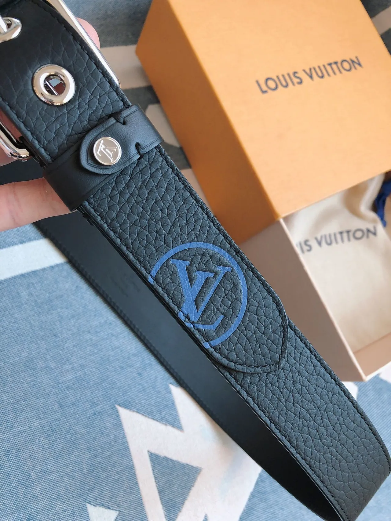 Louis Vuitton حزام جلد أسود فضي مقصوص مرسّل بمشبك 6
