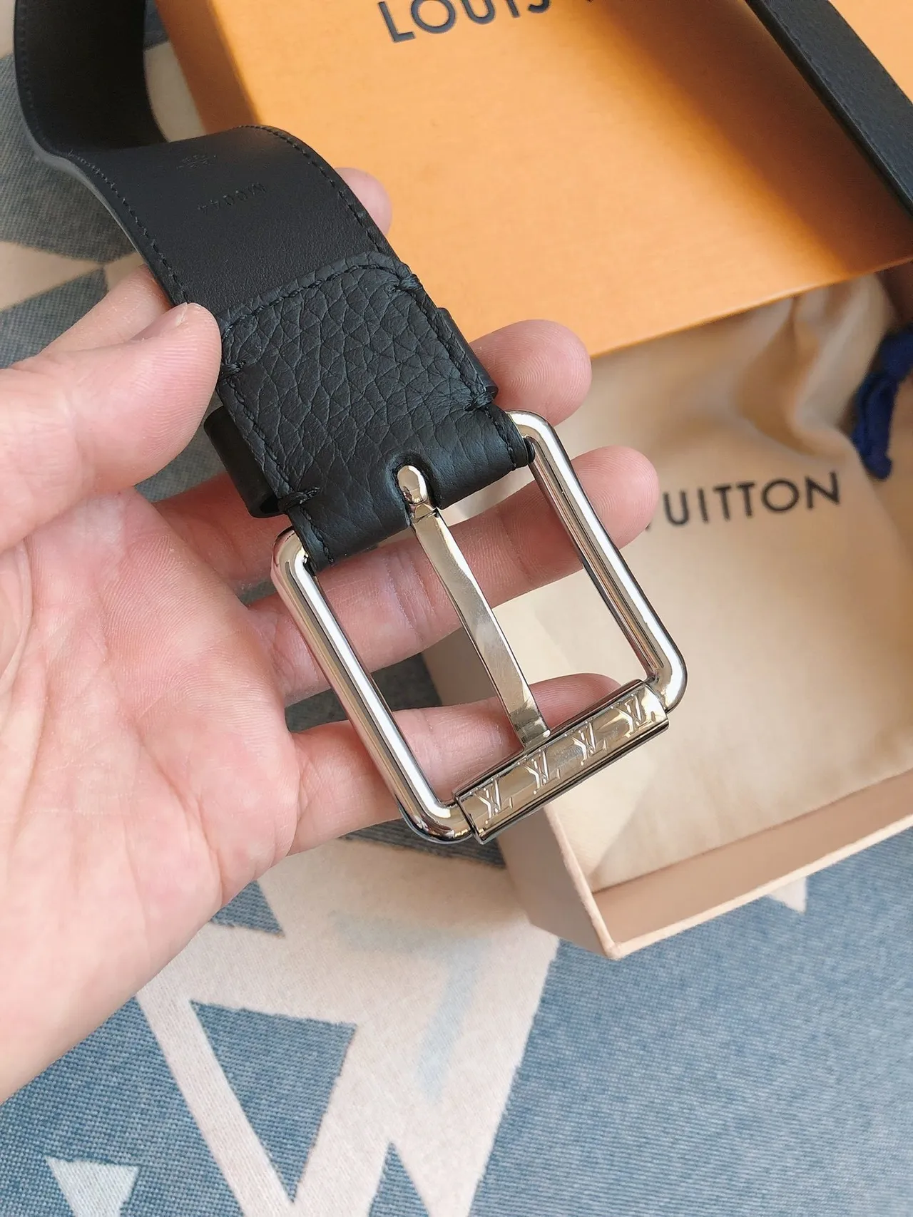 Louis Vuitton حزام جلد أسود فضي مقصوص مرسّل بمشبك 7