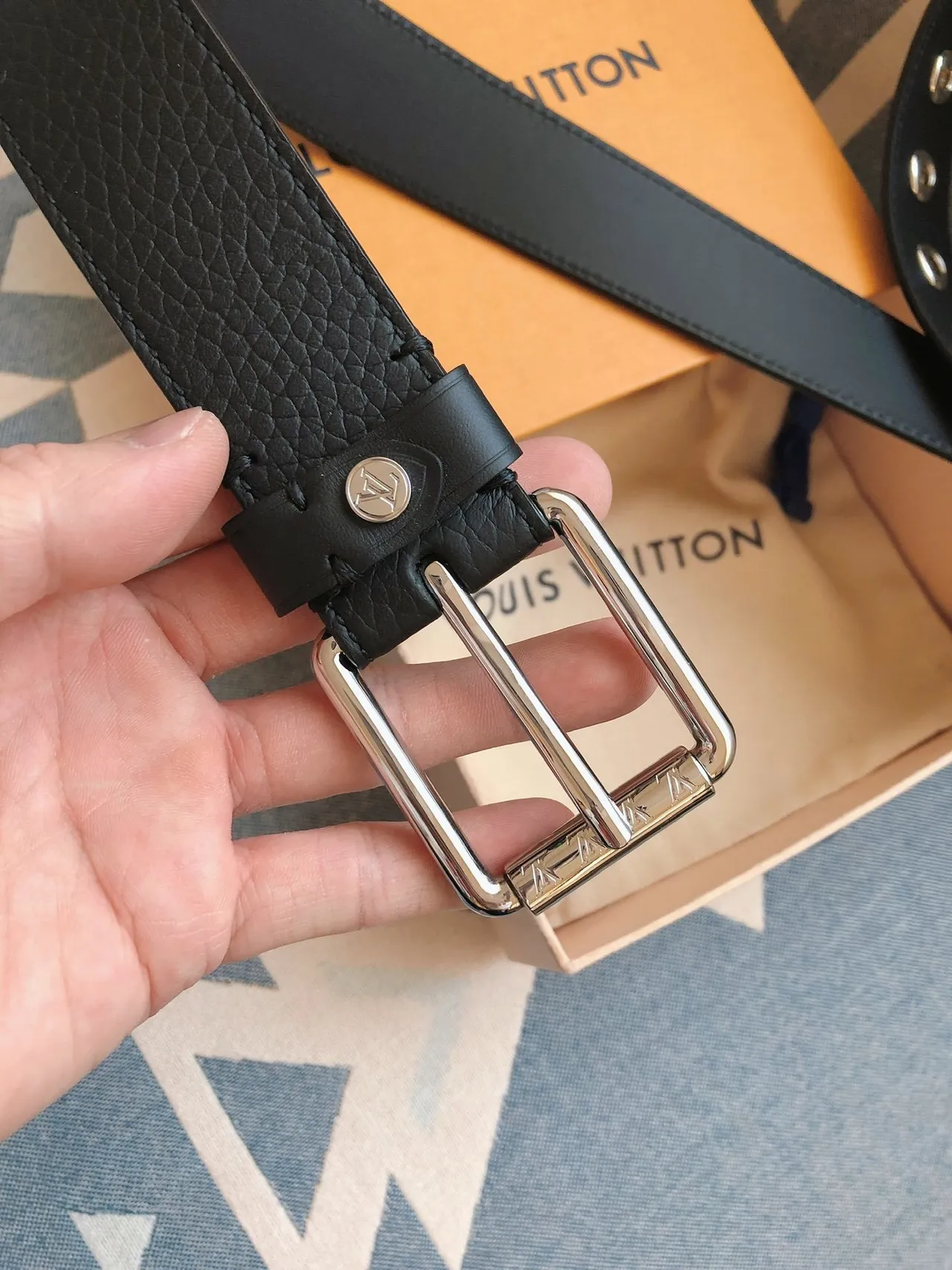 Louis Vuitton حزام جلد أسود فضي مقصوص مرسّل بمشبك 8