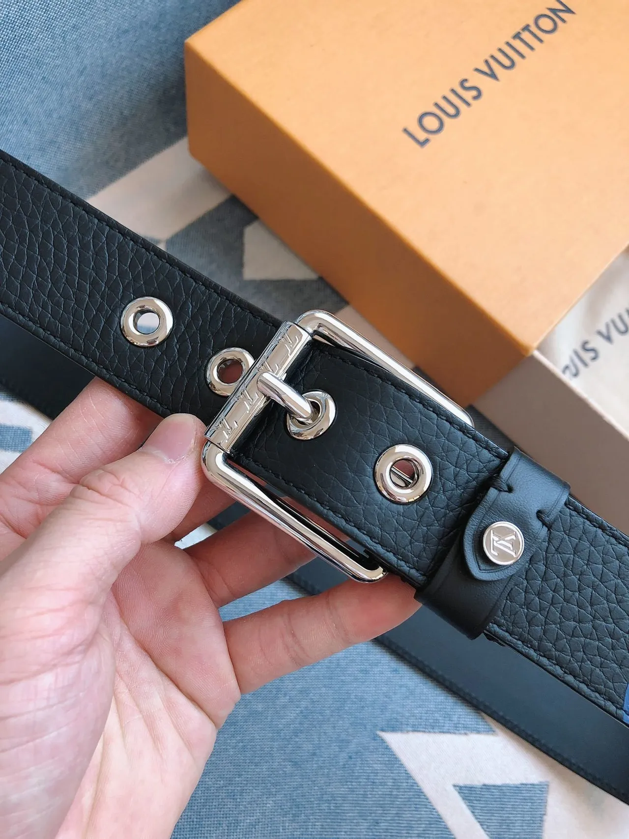 Louis Vuitton حزام جلد أسود فضي مقصوص مرسّل بمشبك 9